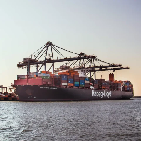 A Hapag-Lloyd neo-post-panamax vessel arriving at the port of Guayaquil in Posorja.